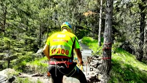 Matka spadla do rokliny. Na turistickom chodníku ostali 3 malé deti