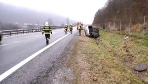 Vodiči, dajte si pozor! Vyhlásili výstrahu 1. a 2. stupňa pred poľadovicou