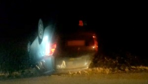 Vodič (17) skončil s autom na streche, nafúkal 1,2 promile