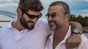 Milenec Georga Michaela skončil na ulici.  S***vená IKONA, zúri!