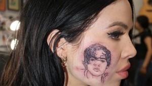 Speváčka si dala na tvár vytetovať podobizeň speváka skupiny One Republic