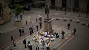 Manchester spojil smútok a ľútosť. Negatívne emócie v meste necítiť