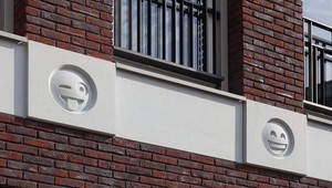 Fasádu bytového domu zdobí 22 smajlíkov: Ako sa vám páčia?