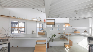 Dom, ktorý má jednu miestnosť rozdelenú na niekoľko poschodí