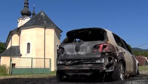 FOTO: Zákerný čin podpaľača. Farárovi zhorelo už druhé auto