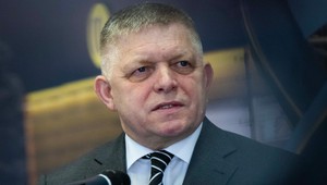 Česko zavádza kontrolu cien palív, Fico radí chodiť vlakmi a autobusmi