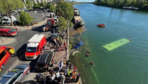 Autobus po nehode pri Paríži skončil v rieke, ľudí zachraňovali z vody
