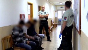 V osade sa strhla bitka. Zasahovať muselo takmer 30 policajtov