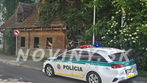 V opustenej budove našli telo mŕtveho muža, na mieste zasahuje polícia