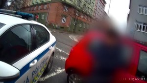 Nabúrala do niekoľkých áut. Žena pod vplyvom látok si nehody neuvedomila