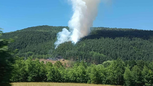 Pri nekontrolovateľnom požiari lesa zasahuje aj vrtuľník ministerstva obrany