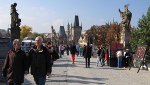 Súd vyhostil cudzinca, ktorý popísal arabčinou sochu na Karlovom moste