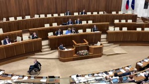 Parlament rokoval len niekoľko minút: Pokračovať sa bude v pondelok po porade lídrov strán