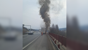 Na diaľnici D1 pri Hendrichovciach horel kamión, príčina požiaru sa vyšetruje