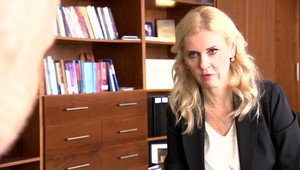 Štátnu tajomníčku spájajú s miliónovými odmenami za zmanipulovaný súd. Obvinenia odmieta