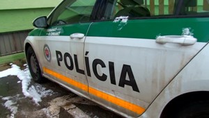 Iba 16-ročný mladík trikrát bodol svoju mamu do krku. Následne si šiel po sekeru