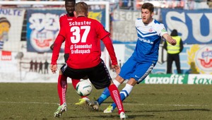 Z kroku, z 28 metrov, bomba priamo do vinkla! Nádhera z tretej bundesligy!