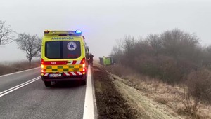 Pri Dargove sa prevrátil autobus s 53 cestujúcimi. V nemocnici aktivovali traumaplán