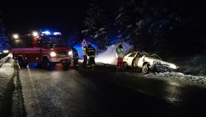 Prevrátené auto na strechu uväznilo 20-ročného vodiča. Nafúkal takmer dve promile