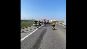 Na diaľnici horelo auto, cesta je prejazdná iba v jednom pruhu