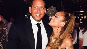 JLo dostala od snúbenca na narodeniny štýlový dar. Nechýbala obrovská červená mašľa!