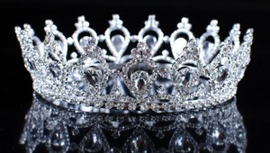 Princeznú vylúčia z kráľovskej rodiny. Miluje neurodzeného muža