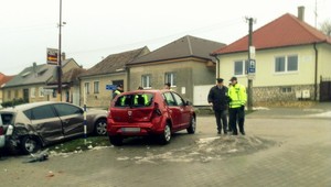 Policajti prenasledovali cestného piráta, vpálilo do nich auto!