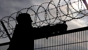 Nevedeli sa vpratať do kože, vyriešiť to má ostnatý drôt!