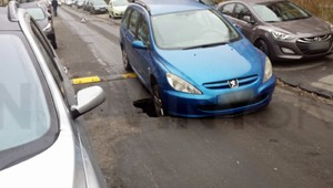 Kuriózna nehoda v Bratislave, pod autom sa prepadla cesta!