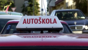 Vodiči nad 70 rokov sa vraj majú vrátiť do autoškoly. Ako to naozaj je?