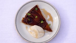 Jablkový tarte tatin so zaúdeným vanilkovým krémom a sirupom z materinej dúšky