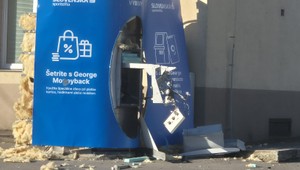 Výbuch rozmetal bankomat v Oslanoch: Zostali len trosky, polícia miesto uzavrela