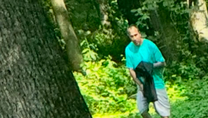 Muž mal sledovať matku s dieťaťom v lese a uspokojovať sa. Polícia po ňom pátra