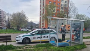 Mŕtvola na autobusovej zastávke. Bezvládne telo našli cestujúci