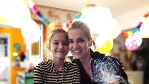 Dara nechala dcéru u lekára a išla na kávu. To nemala robiť!