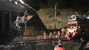 Na trolejové vedenie sa zrútilo zábradlie. Vlaková doprava zostala paralyzovaná