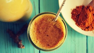 Schudnete, zlepší sa vám pleť aj zdravie: Vyskúšajte silu čarovného ranného nápoja