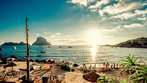 Ibiza chce pokutovať turistov, ktorí si uterákom rezervujú miesto na pláži