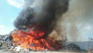 Obrovský požiar na skládke odpadu na východe Slovenska