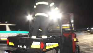 Rozsiahla nočná pátracia akcia. V horách zapadol s autom muž, zablúdil však v lesoch pri hľadaní pomoci