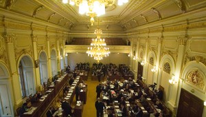Česko čakajú predčasné voľby, poslanci rozpustili parlament