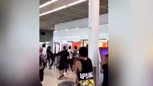 Facky a päste na letisku. Bitka raperov zablokovala celý terminál