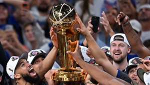 Zranení fanúšikovia a horiaci autobus: Newyorský basketbalový sviatok sa skončil násilím