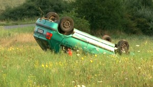 Tragické ráno pri Lučenci. Opitý mladík (20) havaroval, jeho spolujazdec zomrel