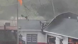 VIDEO: Silný vietor bral všetko, čo mu prišlo do cesty. Odfúkol aj zamestnancov reštaurácie