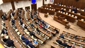 Zmeny dolepujú k nesúvisiacim zákonom na poslednú chvíľu. Opozícii sa to nepozdáva