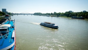 Hladiny riek pomaly stúpajú, na Slovensko sa valí voda zo západu