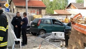 Opitý Martin zaparkoval v sklade predajne. Zničil plot i záhradný nábytok