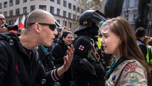 Česká skautka sa postavila neonacistovi. Táto fotka obletela celý svet