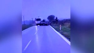 VIDEO: Tri zdemolované autá a štyria vážne zranení. Zábery z nehody pri Pezinku naháňajú strach